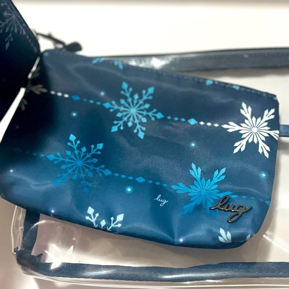 Lug Blue & White Snowflake Women's Amenity Cosmetic Bag Set - Picture 3 of 10
